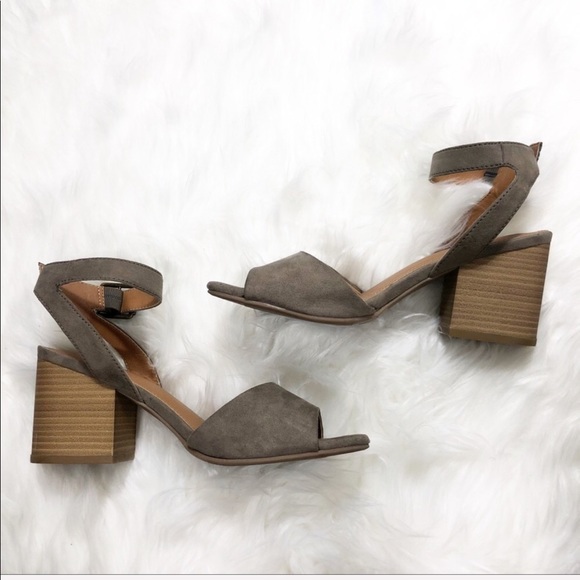 Universal Thread Shoes - 🌹 Universal Thread Gray Block Heel Sandals 7.5